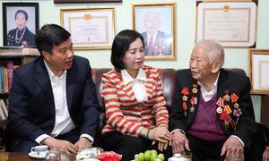 Phó Chủ tịch Quốc hội thăm, tặng quà các gia đình chính sách tại tỉnh Lâm Đồng