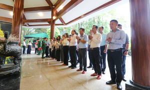 Thứ trưởng Phan Thị Thắng và đoàn công tác của Bộ Công Thương dâng hương tại Ngã ba Đồng Lộc (Hà Tĩnh)