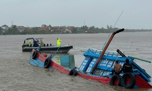 Thủy đoàn 1 cứu nạn thành công 9 thuyền viên bị lật tàu tại Quảng Ninh