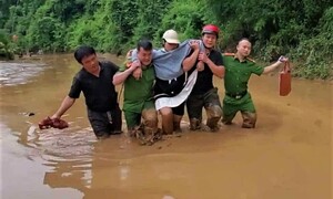 Nghệ An: Công an vượt lũ đưa thai phụ đang chuyển dạ đến trung tâm y tế
