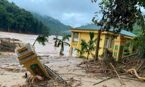 Nghệ An: 70 căn nhà bị cuốn trôi, nhiều trường học chìm trong biển nước