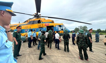 Dùng trực thăng cứu trợ cho người dân bị cô lập ở Nghệ An