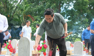 Thủ tướng Chính phủ Phạm Minh Chính tri ân các anh hùng liệt sĩ tại Quảng Trị