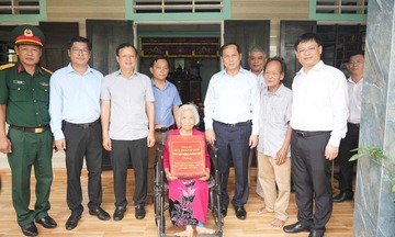 Phó Thủ tướng Bùi Thanh Sơn thăm, tặng quà các gia đình chính sách ở Huế
