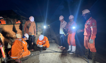 Nghệ An: Cán bộ điện lực xuyên đêm khắc phục sự cố lưới điện