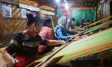 Người phụ nữ Xơ Đăng truyền nghề, hồi sinh nghề dệt thổ cẩm