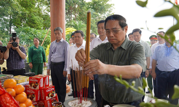 Thủ tướng Chính phủ dâng hương Chủ tịch Hồ Chí Minh và các Anh hùng liệt sĩ tại Quảng Trị
