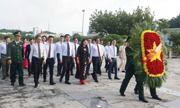 Lào Cai: Dâng hương tưởng nhớ Chủ tịch Hồ Chí Minh và các Anh hùng liệt sĩ