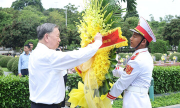 Tổng Bí thư Tô Lâm dâng hương tưởng niệm các anh hùng, liệt sỹ và thăm các gia đình chính sách