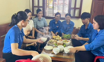 Ấm áp 'Bữa cơm sum vầy' tháng Bảy tri ân ở Kiến An, Hải Phòng