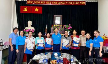 Công đoàn Công Thương trao quà tri ân gia đình liệt sĩ tại Công ty Phú Lâm