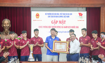 Bộ trưởng Nguyễn Văn Hùng đón các nhà vô địch Giải U23 Đông Nam Á trở về nước