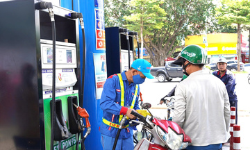 Cửa hàng bán xăng E10 ở Hà Nội ‘đắt hàng’
