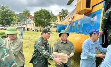 Khẩn trương cứu trợ người dân vùng lũ Điện Biên bằng trực thăng quân sự