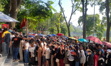 Đông nghịt khán giả xếp hàng đổi vé concert “Tổ quốc trong tim”