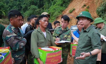 Phó Thủ tướng thăm hỏi người dân Điện Biên bị mưa lũ