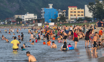 'Cung đàn biển' ở Hà Tĩnh chật kín du khách dịp cuối tuần