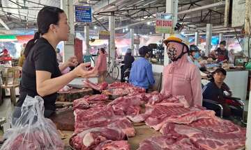 Bán tháo vì dịch, giá lợn hơi lao dốc, thị trường cuối năm ra sao?