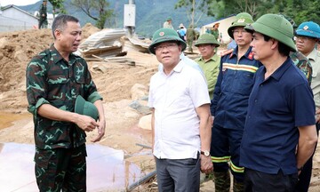 Phó Thủ tướng Lê Thành Long thăm, động viên người dân vùng lũ Sơn La