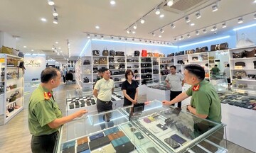 Tạm giữ lô hàng giả nhãn hiệu trị giá 5 tỷ đồng tại 2 shop sang ở Hà Nội