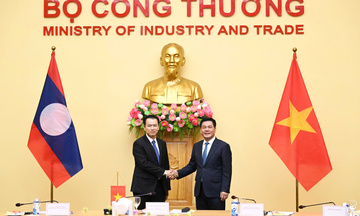 Chùm ảnh: Bộ trưởng Nguyễn Hồng Diên hội đàm với Bộ trưởng Bộ Công Thương Lào