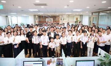 SeABank đỡ đầu thêm 10 học sinh nghèo, nối dài hành trình 10 năm thiện nguyện