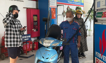Giá xăng dầu hôm nay 08/08/2025: Giá xăng dầu tăng giảm trái chiều