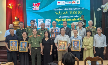 Trao di ảnh các Anh hùng liệt sĩ của lực lượng Công an nhân dân