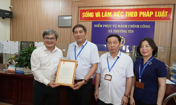 Phó Chủ tịch TP. Hà Nội Trương Việt Dũng trao thư cảm ơn xã Thường Tín