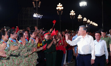 Tổng Bí thư, Thủ tướng và Chủ tịch Quốc hội dự chương trình