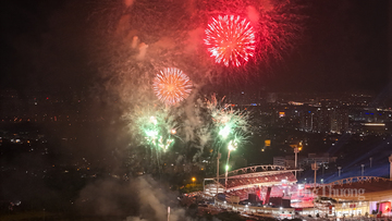 Hàng vạn người dân đổ về Mỹ Đình xem pháo hoa đêm 10/8