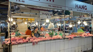 Tây Nguyên: Thịt heo chất đầy sạp, tiểu thương mỏi mắt chờ khách mua