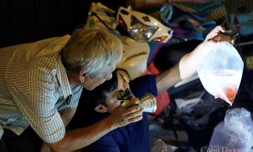 TP. Hồ Chí Minh: Theo chân thương lái săn cá cảnh ở 'chợ âm phủ' 