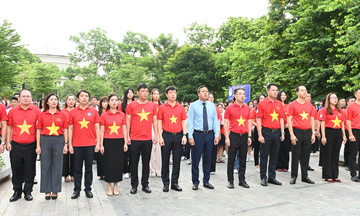 Hàng nghìn thanh niên tham gia lễ chào cờ 'Tôi yêu Tổ quốc tôi'