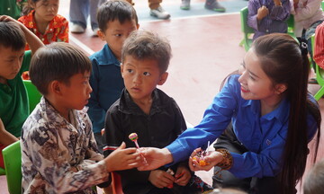 Chùm ảnh: Thanh niên tình nguyện chung tay xóa nhà tạm, nhà dột nát