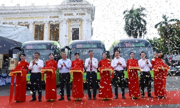 VinBus khai trương tuyến buýt điện miễn phí E11 phục vụ người dân tham quan Thủ đô