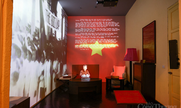 Tái hiện hình ảnh Bác Hồ viết Bản Tuyên ngôn độc lập tại 48 Hàng Ngang