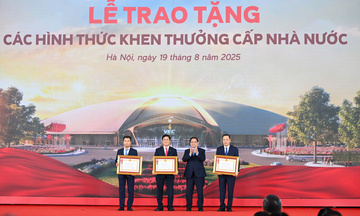 EVN, EVNNPT vinh dự đón nhận Huân chương Lao động hạng Ba