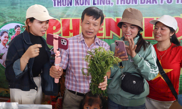 Quảng Ngãi: Chủ tịch xã cùng người dân Xơ Đăng livestream bán hàng