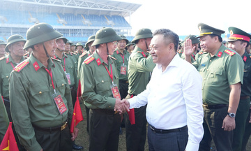 Lãnh đạo TP. Hà Nội thăm, tặng quà khối diễu binh kỷ niệm Quốc khánh