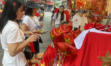 Bùng nổ thị trường đồ trang trí 2/9, nhiều mặt hàng giảm giá sâu