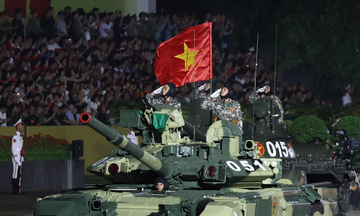 Dàn khí tài uy nghiêm, hùng dũng diễu hành qua Quảng trường Ba Đình