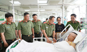 Trao bằng khen cho cảnh sát cơ động dũng cảm ngăn 'quái xế' 