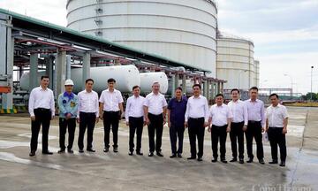 Chùm ảnh: Bộ trưởng Nguyễn Hồng Diên thăm và làm việc tại kho cảng LNG Cái Mép