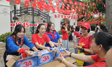 Báo Công Thương trao tận tay hàng nghìn chai nước tặng người dân