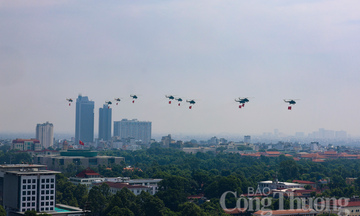 Đội hình trực thăng  kéo cờ trên bầu trời quảng trường Ba Đình