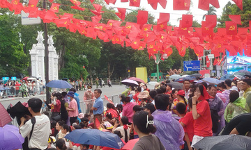 Người dân 'đội nắng, thắng mưa' chờ xem hợp luyện diễu binh A80