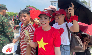 Người dân háo hức đổ về  trung tâm Hà Nội đợi xem tổng hợp duyệt diễu binh