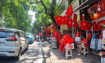 Hà Nội: Người dân xếp hàng mua cờ đỏ sao vàng, tưng bừng không khí Quốc khánh 2/9