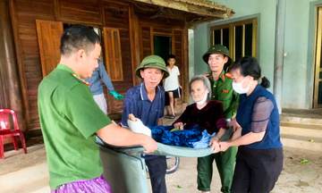 Hình ảnh đẹp của Công an Hà Tĩnh giúp người dân giữa bão lũ